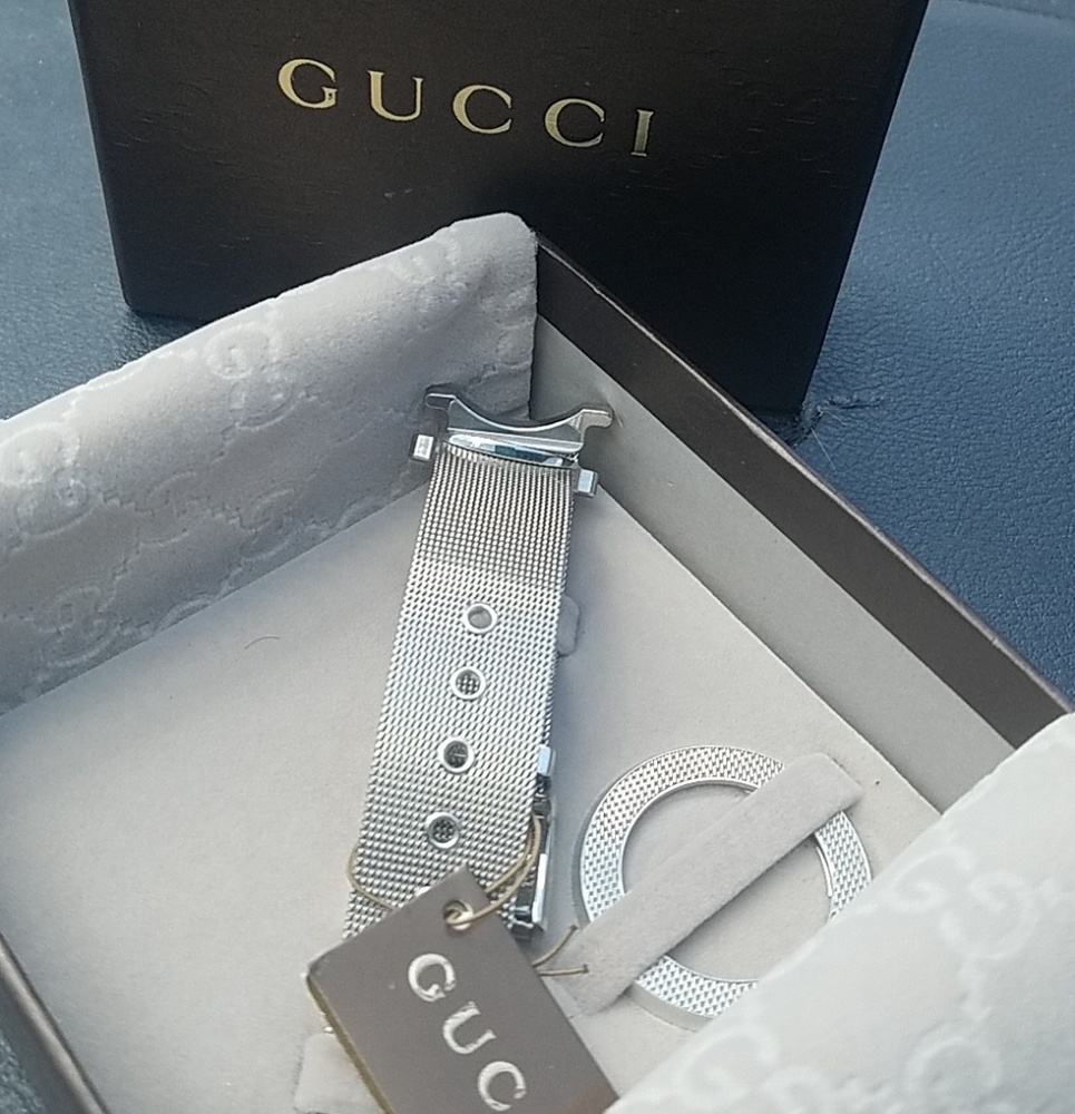 Interchangeable Gucci watch band and face plate